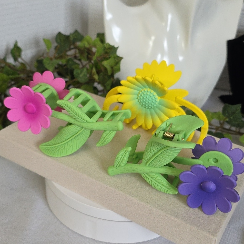 3 Flower Claw Hair Clip Set - Picture 7 of 8